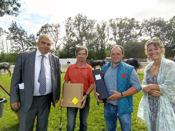 Courses Hippiques - 2018 - Rochefort sur Loire, fleuri du Val de Loire - Remise du prix par Liv Vincendeau